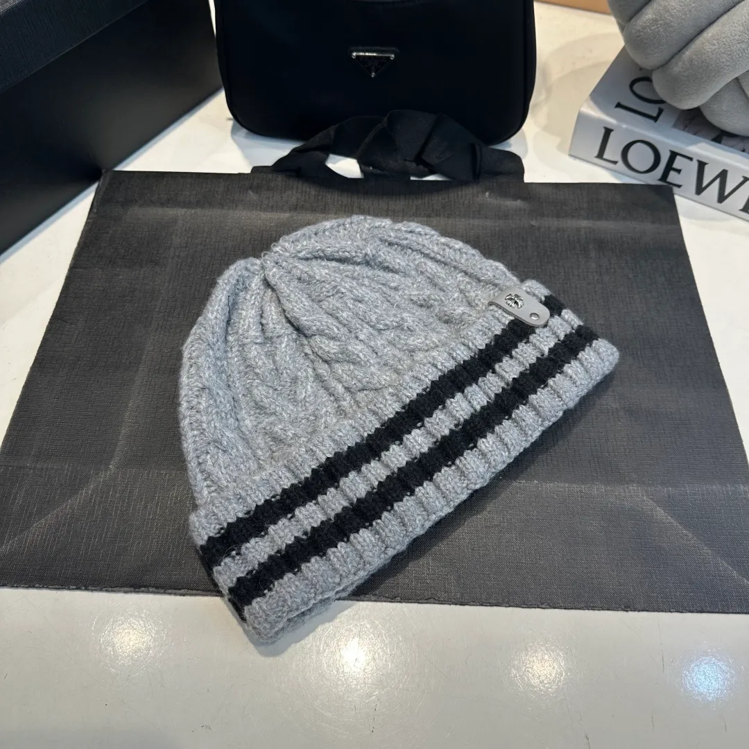 P60 Crow Heart Autumn and Winter Wool Knitted Beanie This must be the favorite of minimalism. It is clean, neat, fashionable and versatile, and will definitely not be picky about your face shape! A fashionable classic that lasts forever! Fashionable black and white can be purchased together!